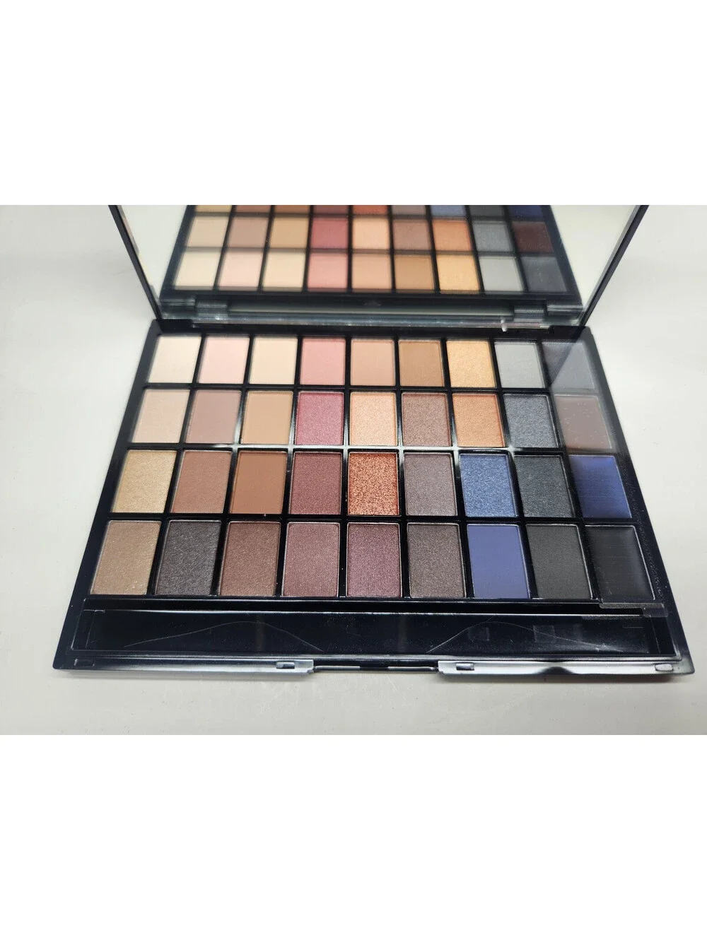 Macy's Eyshadow Eyeliner Palette with 2 Applicators ~ 36 Shades